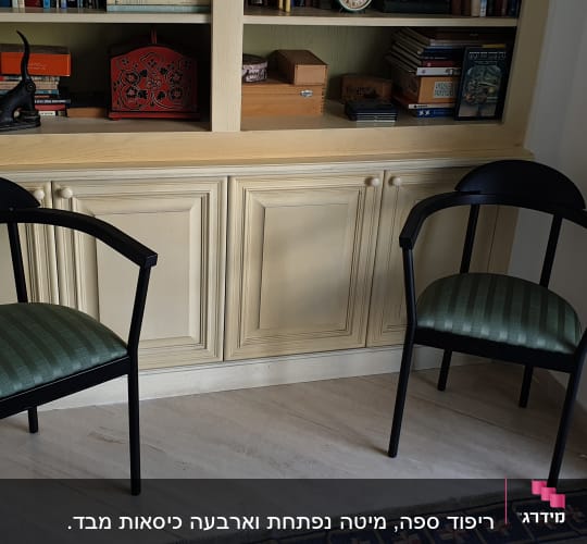 שני כיסאות עם ריפוד ירוק ליד ארון ספרים